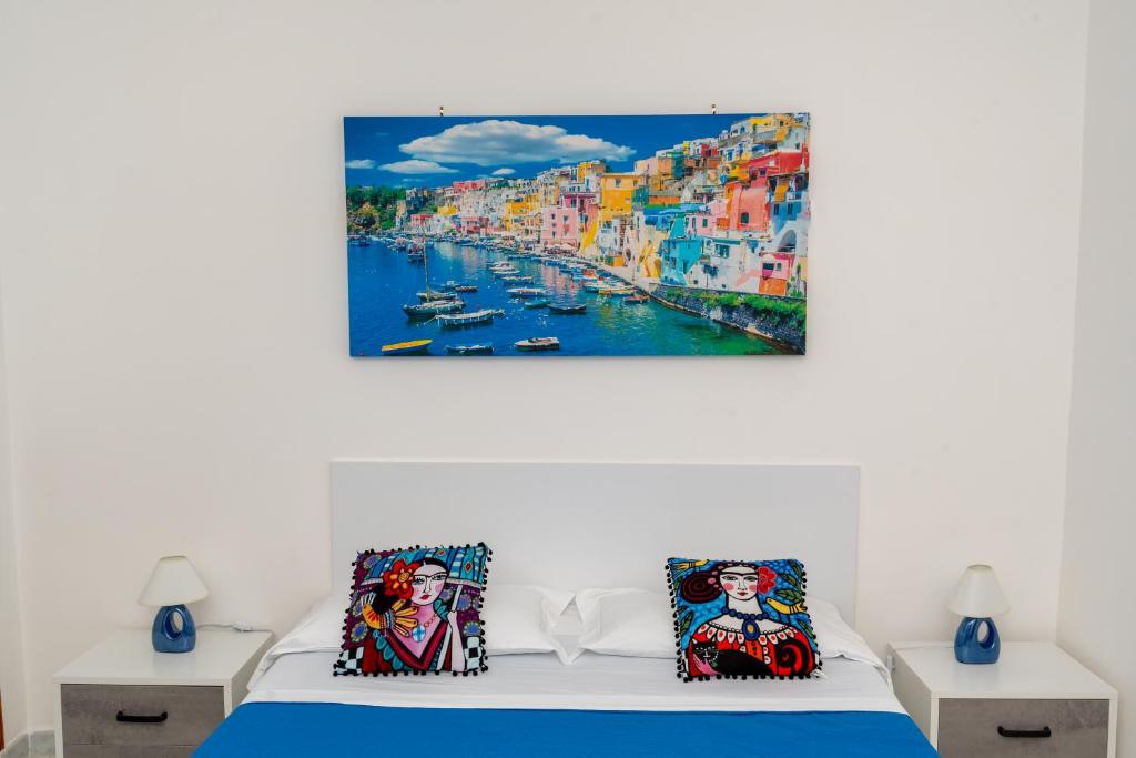 马奥莱Divina suite Cavaliere的一间卧室配有一张壁画床