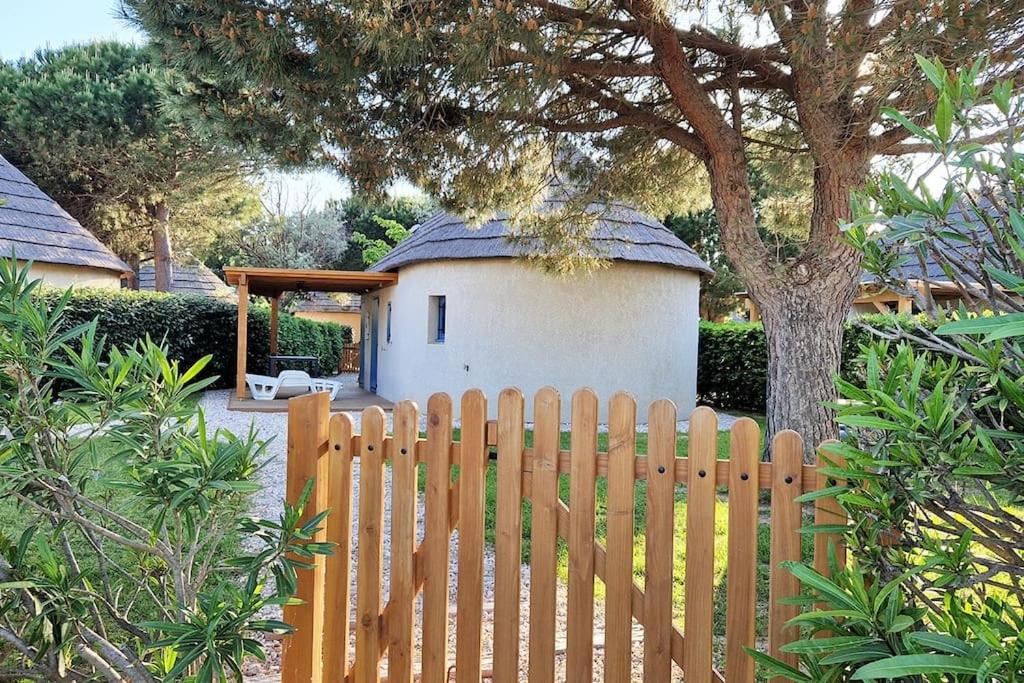 乐巴凯尔斯LA CASETA, Gîte 4 étoiles entre mer et lac marin的小屋前的木栅栏