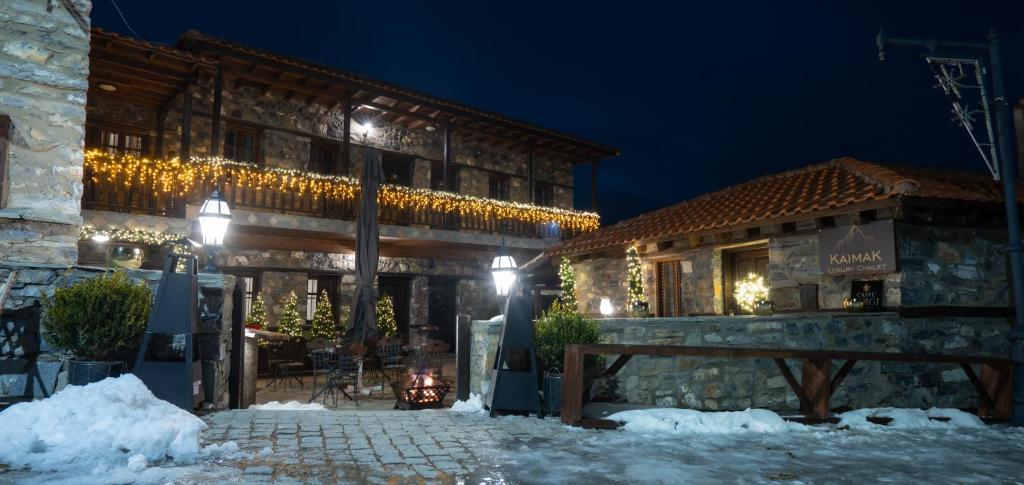帕雷斯阿吉萨那kaimak luxury chalet的一座晚上有圣诞灯的建筑