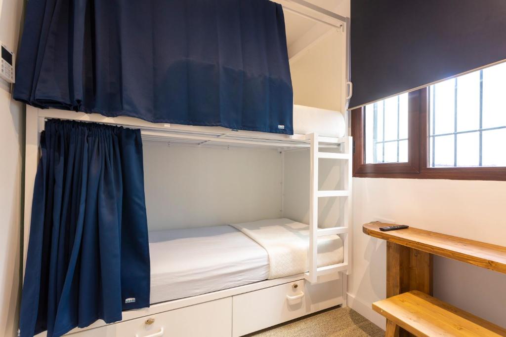 Malaga Stop Hostel AB客房内的一张或多张床位