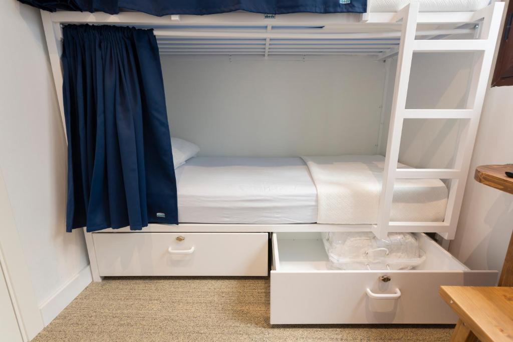 Malaga Stop Hostel AB客房内的一张或多张床位