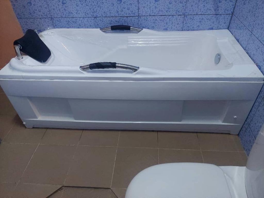 瓦加杜古Cool meuble 2的带白色浴缸的浴室和卫生间