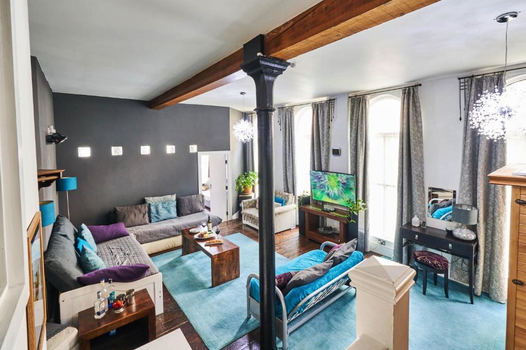 曼彻斯特露诗派得公寓的带沙发和电视的客厅