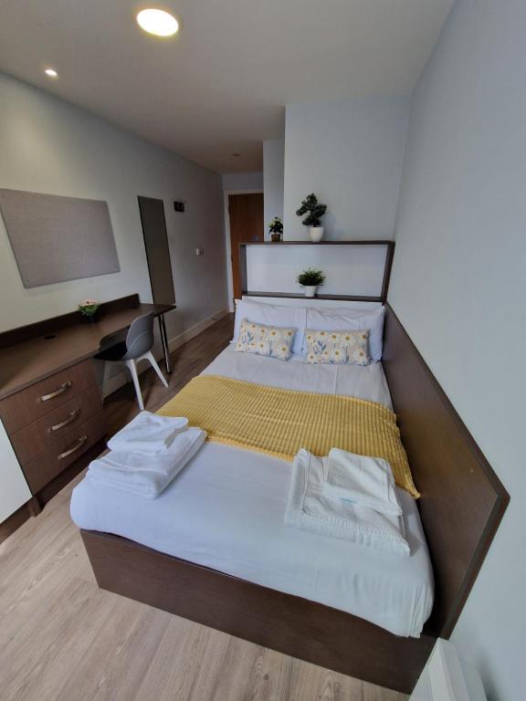 伯明翰Vitality Hotels的一间卧室配有一张大床和一张书桌