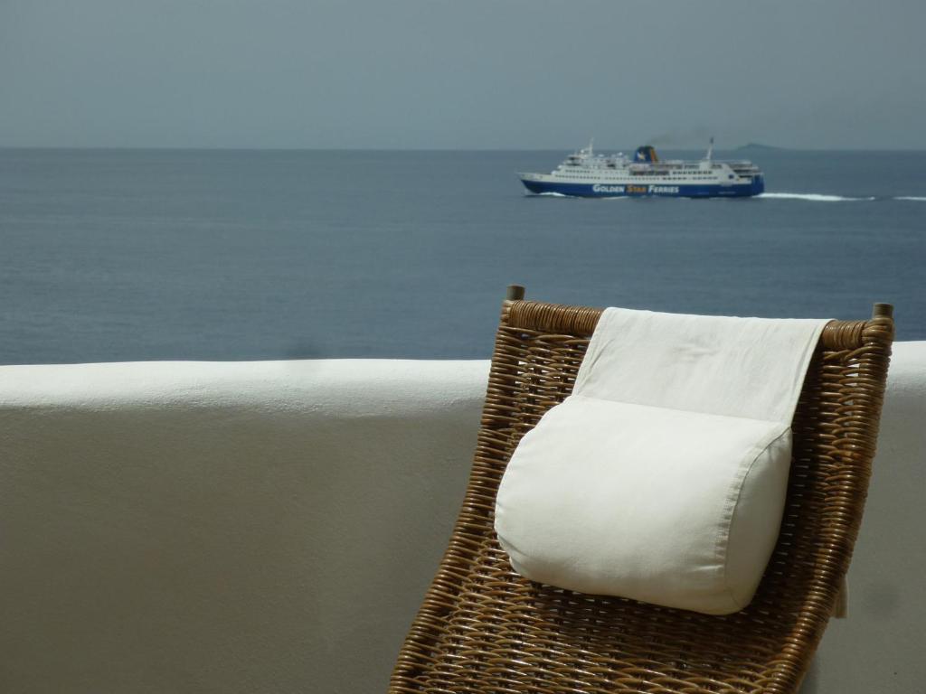 KardhianíAkti Giannaki的海前带白色枕头的柳条椅