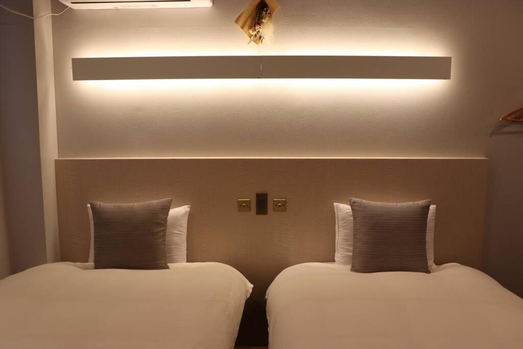 京都ホテル SHUNJU Dosse 1日1組様限定的两张睡床彼此相邻,位于一个房间里