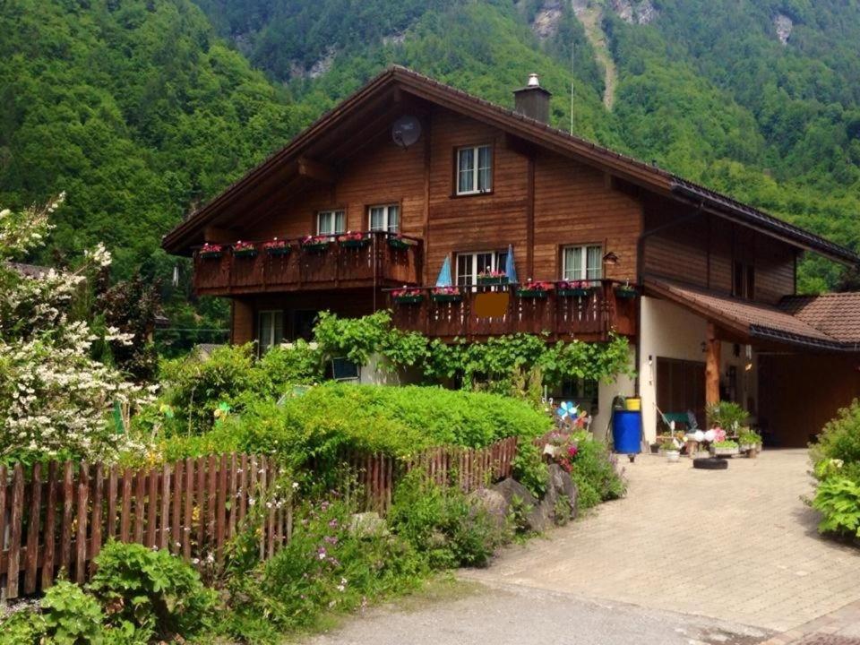 LinthalAlpen Apartment -Für Bergfreunde - Unsere kleine Farm ,Ganz einfach -ganz unkompliziert -ganz relaxd的带阳台的房子