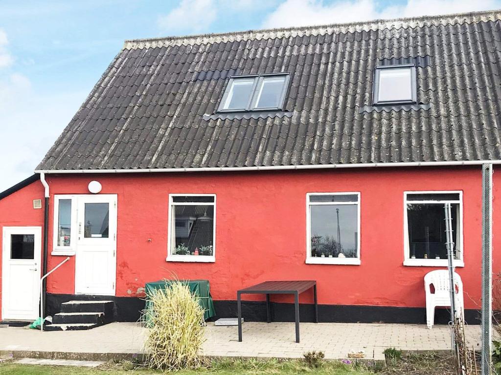 巴恩科普Holiday home Bagenkop VII的黑色屋顶的红色房子