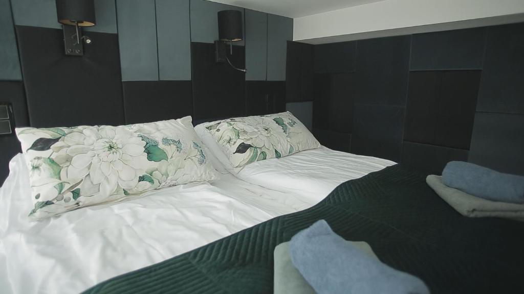 弗瓦迪斯瓦沃沃Wiking的一张白色的床,上面有两个枕头