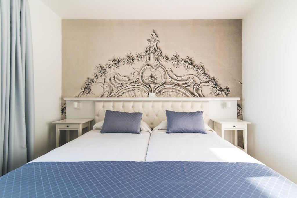 帕塔拉瓦卡Mariposa Del Sol的卧室配有带蓝色枕头的大型白色床
