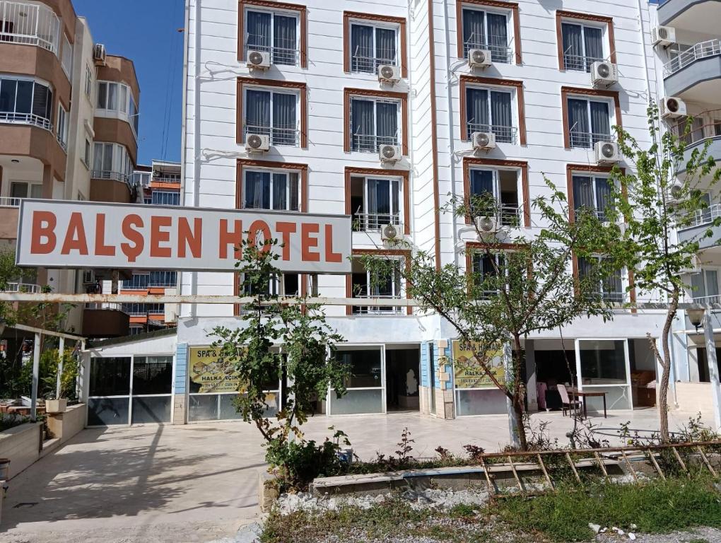 阿纳穆尔BALŞEN HOTEL的一座建筑,上面有读过芭蕾舞酒店标志