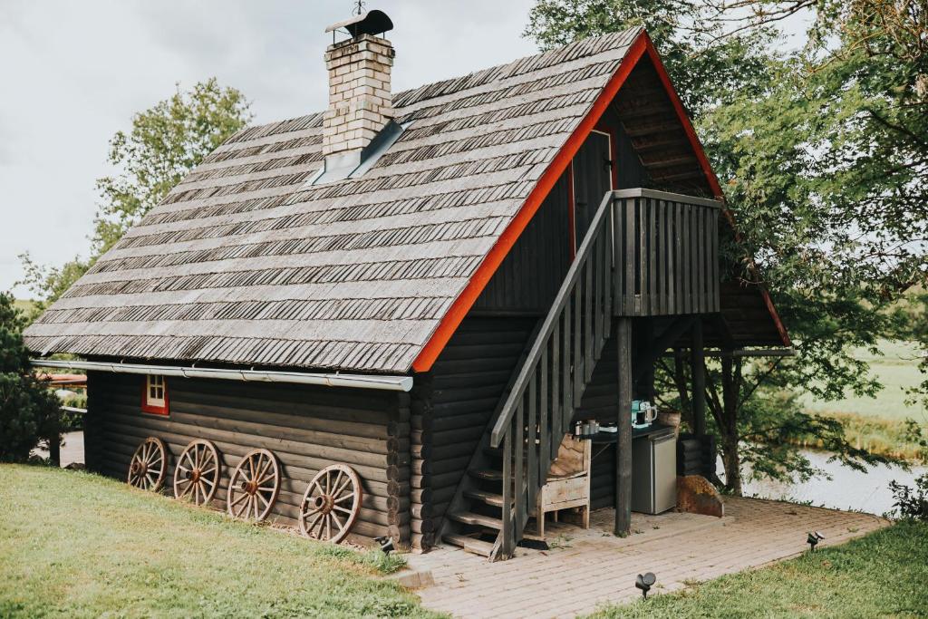 采西斯Araisi Windmill unique blend of history and nature的小木屋,设有 ⁇ 篷