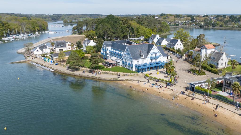 瓦讷贝斯特韦斯特优选勒卢弗凡斯波德梅酒店的享有海滩的空中景致,设有房屋和水