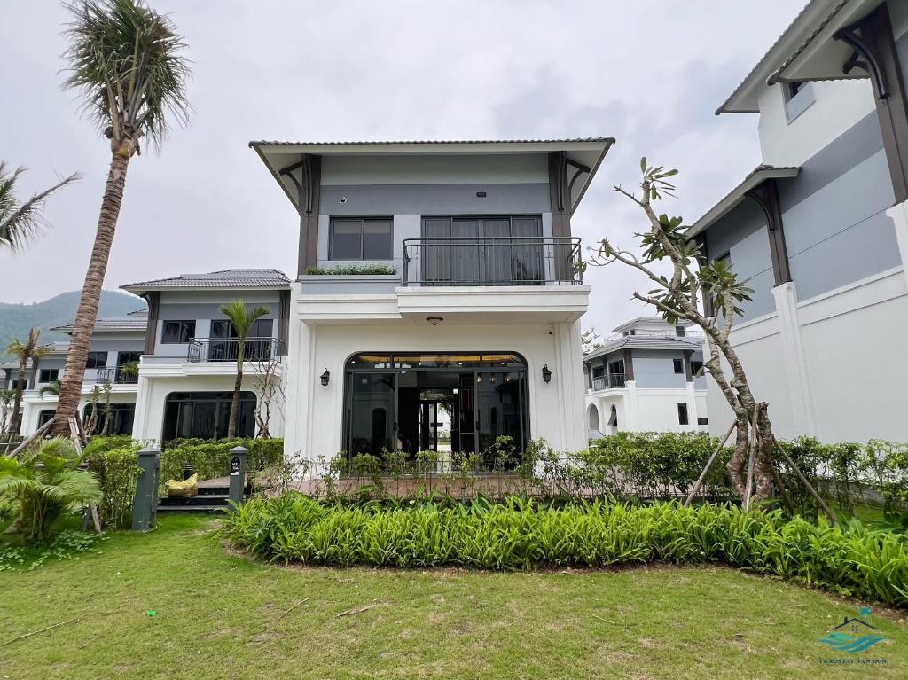 Cái RồngRosa Villa - Sonasea Vân Đồn的棕榈树的白色大房子