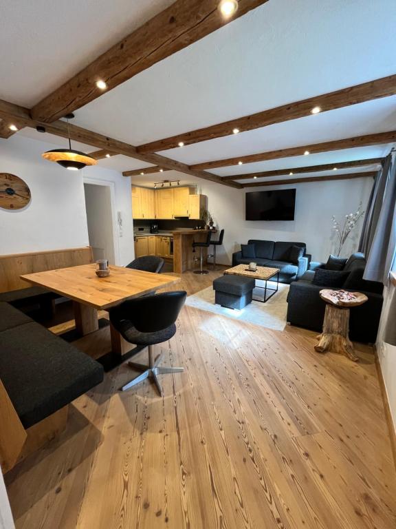 基茨比厄尔Appartements Ski Rent Michael的客厅配有木桌和沙发