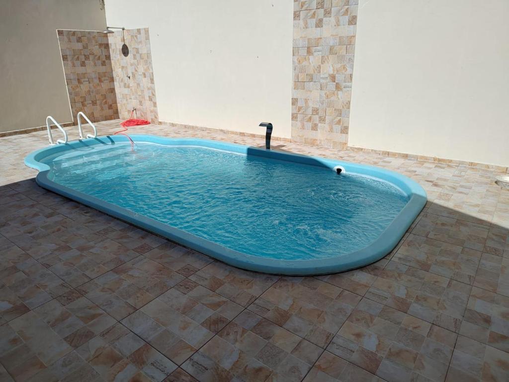Casa de Temporada Isaura内部或周边的泳池