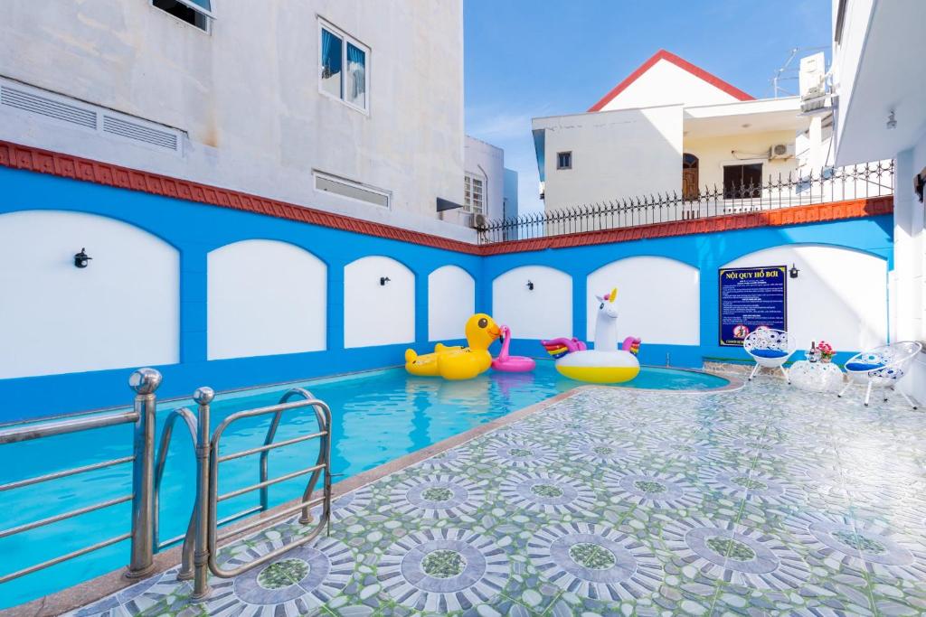 头顿433 Villa Hồ Bơi Gần Biển Bãi Sau - Free Karaoke的房屋内带充气设施的游泳池