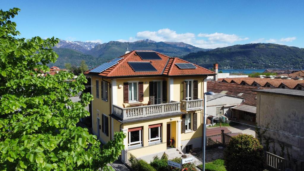 巴韦诺LA CASA GIALLA的屋顶上设有太阳能电池板的黄色房子