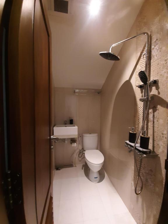 日惹Griya Endika Syariah的一间小浴室,内设卫生间