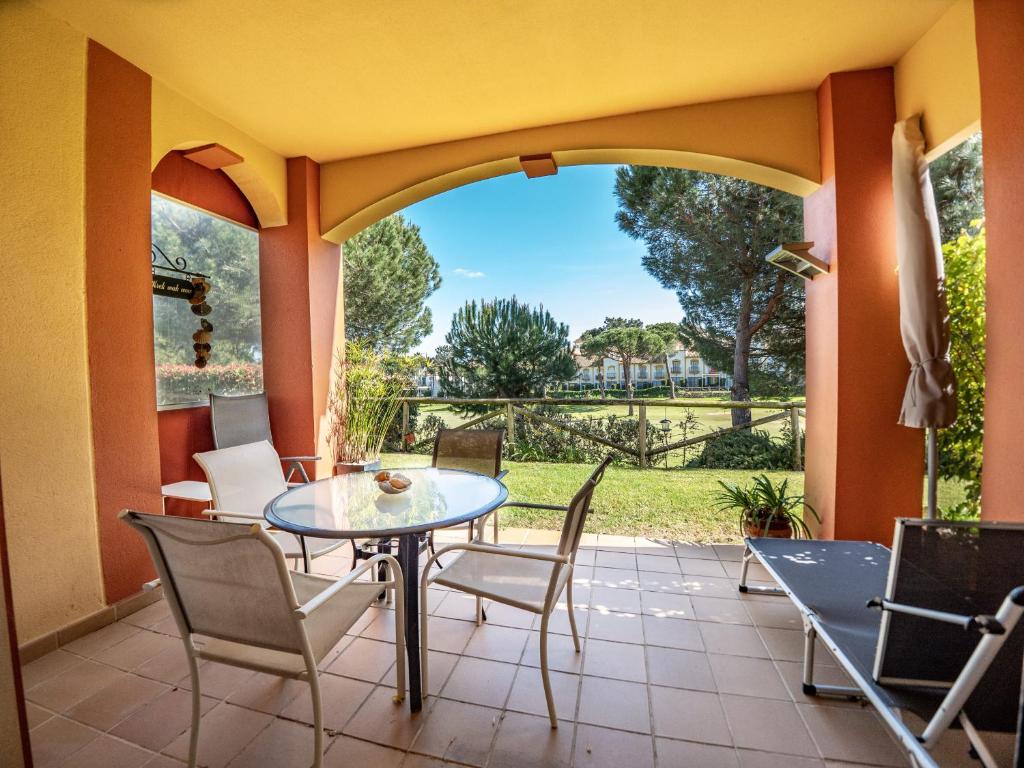 伊斯兰蒂拉AMA Residences Andalucia的享有美景的庭院配有桌椅。