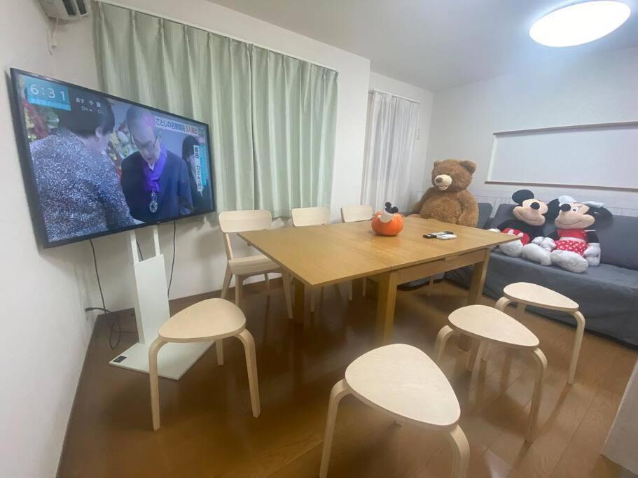 东京TOKYO池袋家族連れ4DKの子供連れ５星　的客厅配有电视和桌椅