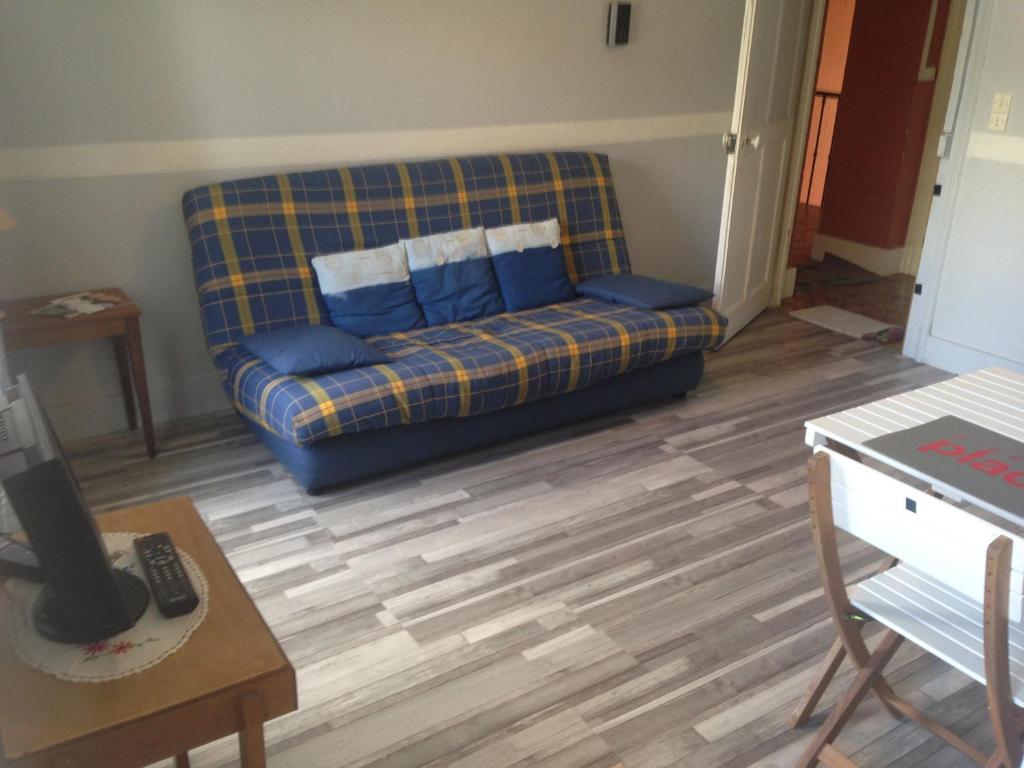孔特雷克塞维尔皮亚琴察一室公寓的客厅配有蓝色的沙发,提供蓝色的枕头