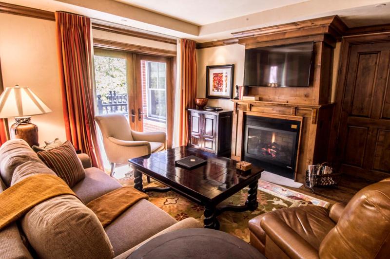 阿斯潘Aspen Mountain Residences, Luxury 2 BR Residence 15,1 Block from Ski Lifts的客厅配有沙发和壁炉及电视