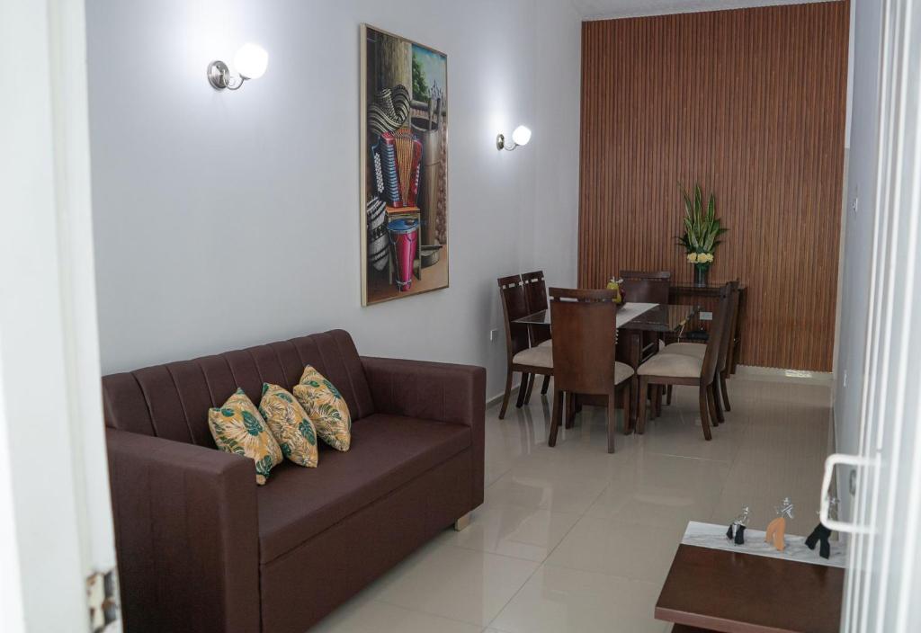 巴耶杜帕尔APARTAMENTO - AIRE ACONDICIONADO的带沙发的客厅和用餐室