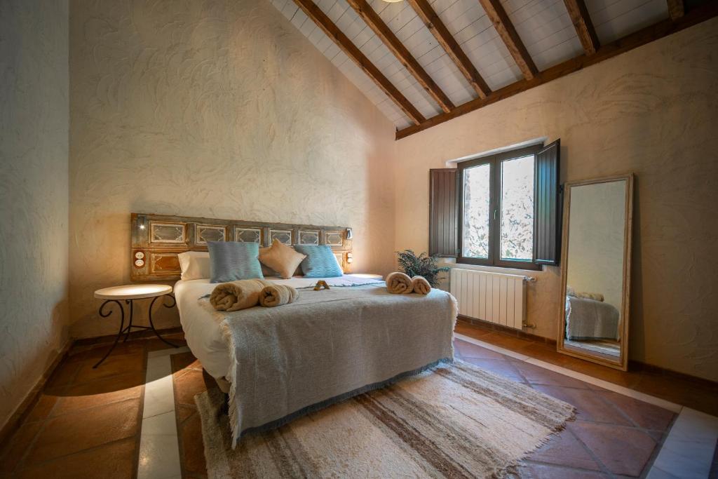贝瑙汉Eco Hotel Cueva del Gato的一间卧室,配有一张带泰迪熊的床