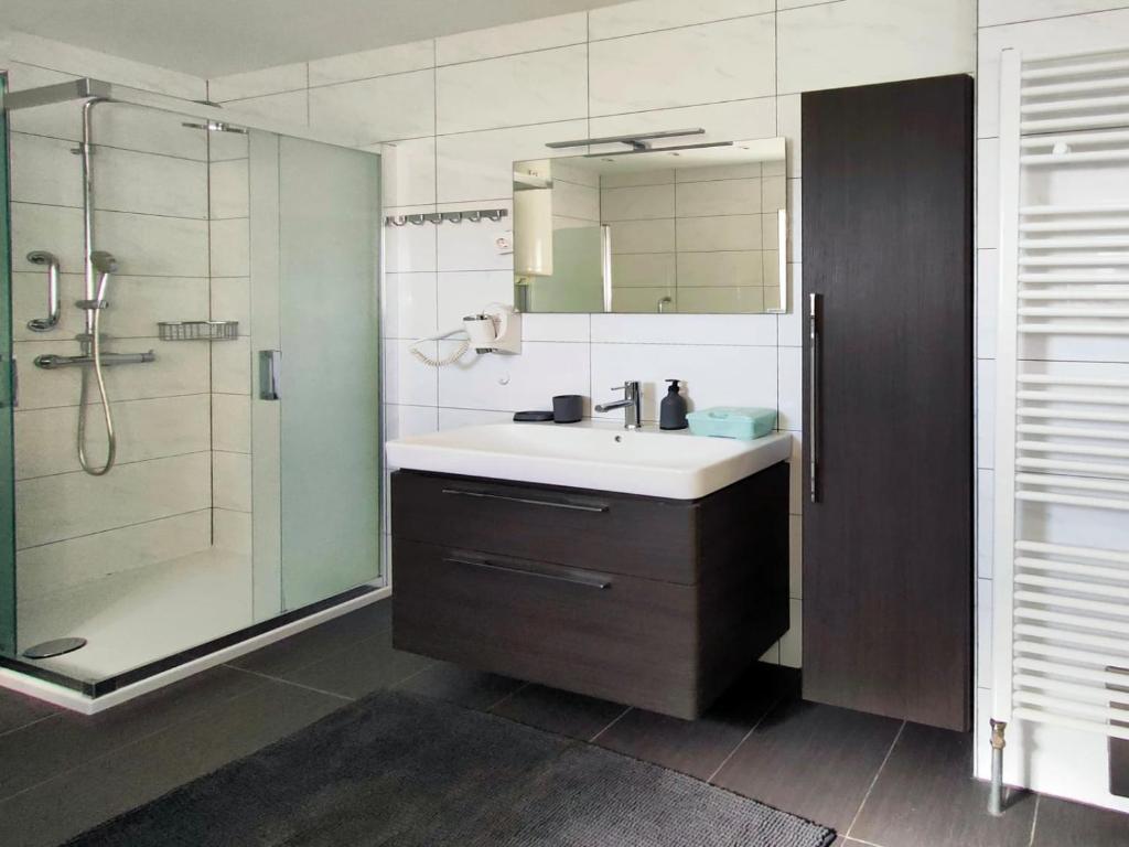 梅杜林Skajla Apartments的一间带水槽和淋浴的浴室