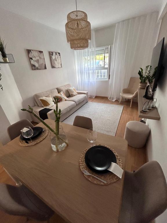 克卢什Apartamento acolhedor em Queluz的客厅配有桌子和沙发