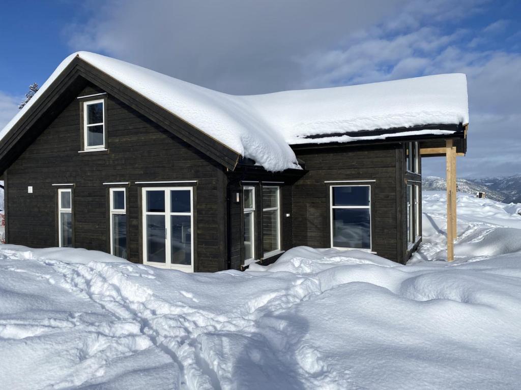 GiljaneNydelig hytte ved Voss Ski og Tursenter的积雪覆盖的房屋