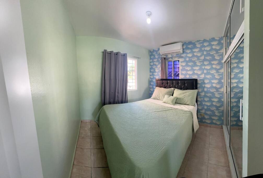 纳瓜casa nagüera的一间小卧室,卧室内配有一张床铺