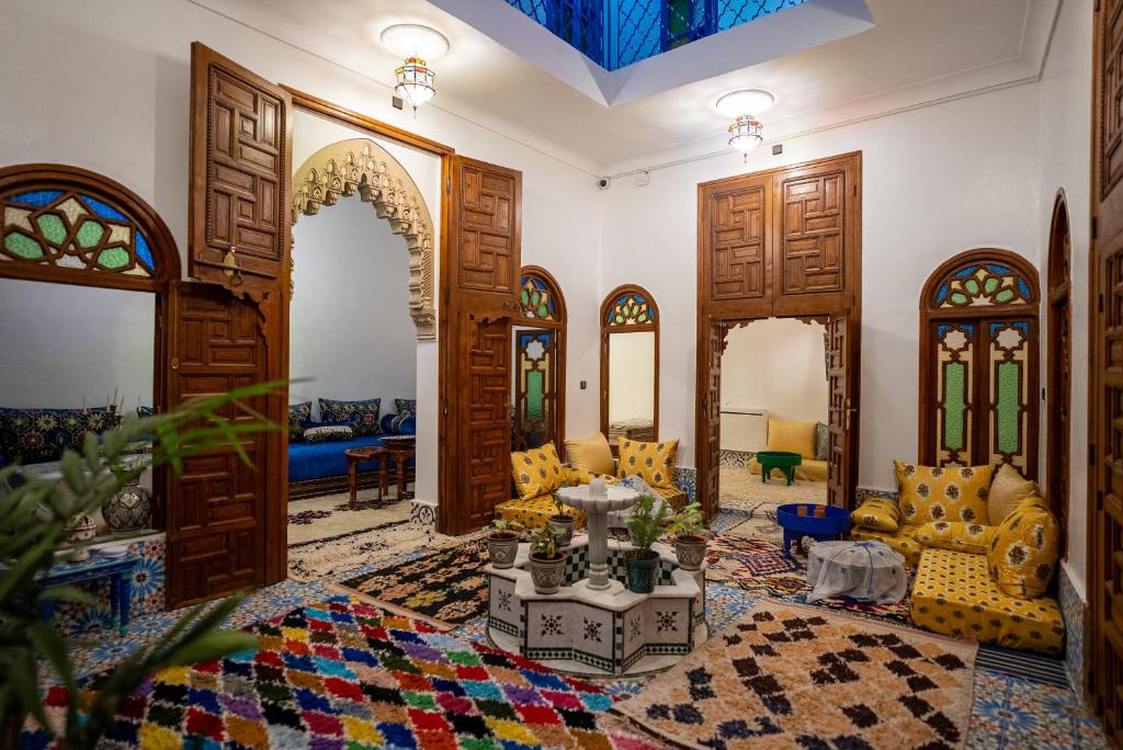 塞拉Dar Ribati的一间带木门的客厅和一间配有家具的房间