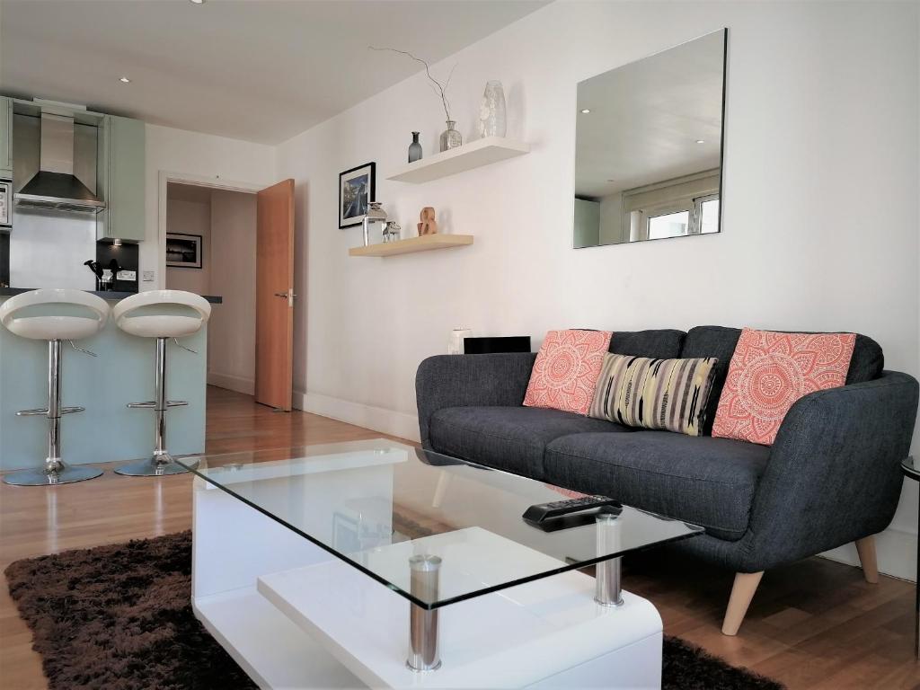 伦敦静物塔山高级公寓的带沙发和玻璃桌的客厅