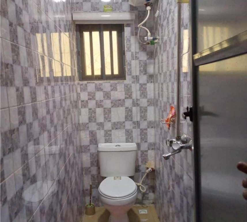 拉各斯Kings Lux Home的一间带卫生间和窗户的小浴室