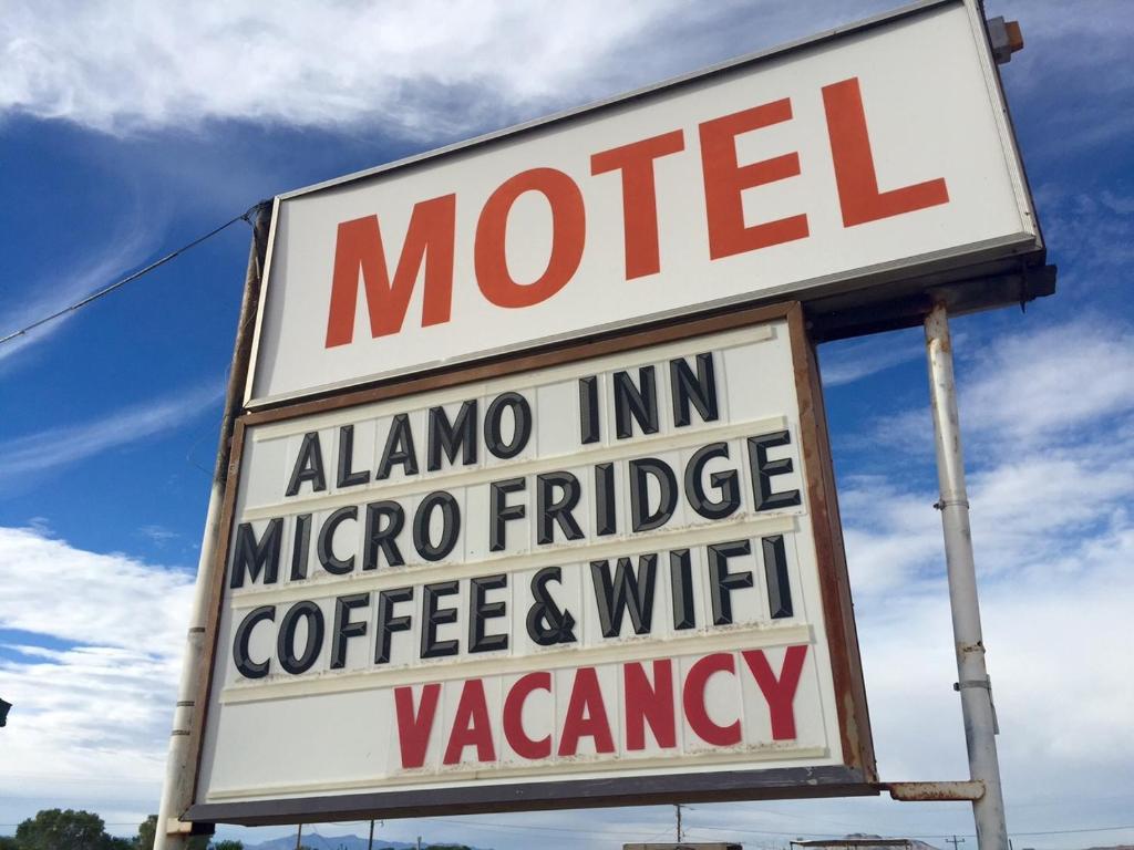 AlamoAlamo Inn的咖啡和wifi空缺的汽车旅馆标志