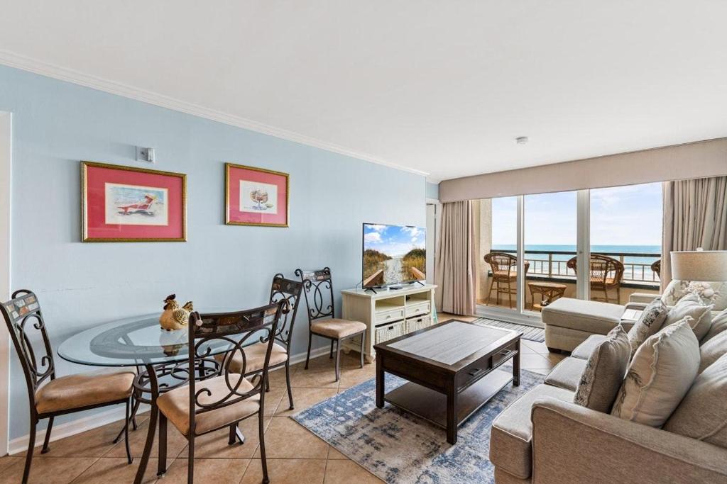 帕瓦雷斯岛Amazing Oceanfront 2 Bdrm Condo 5th Floor的客厅配有沙发和桌子