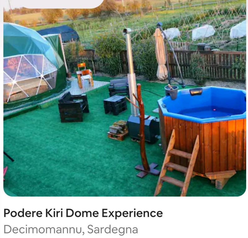 DecimomannuPodere Kiri Dome Experience的后院设有热水浴池和帐篷