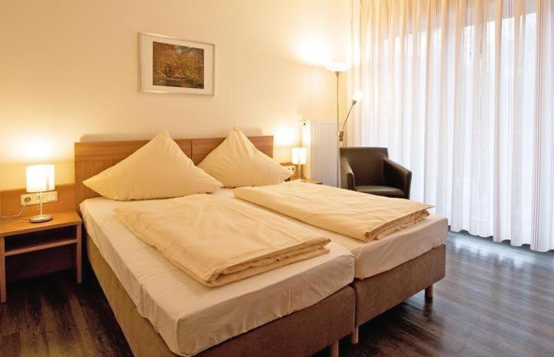 蒙绍卡尼哈勒酒店的一间卧室配有一张大床和一把椅子