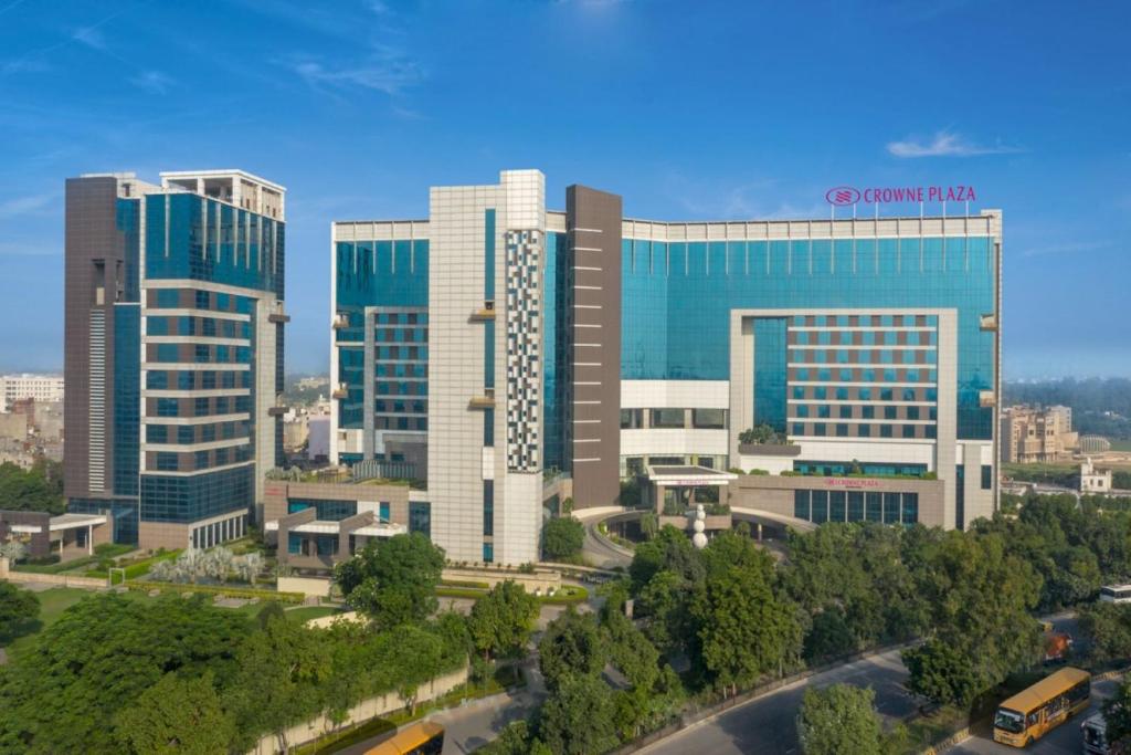 大诺伊达Crowne Plaza Greater Noida, an IHG Hotel的城市高楼高空景观