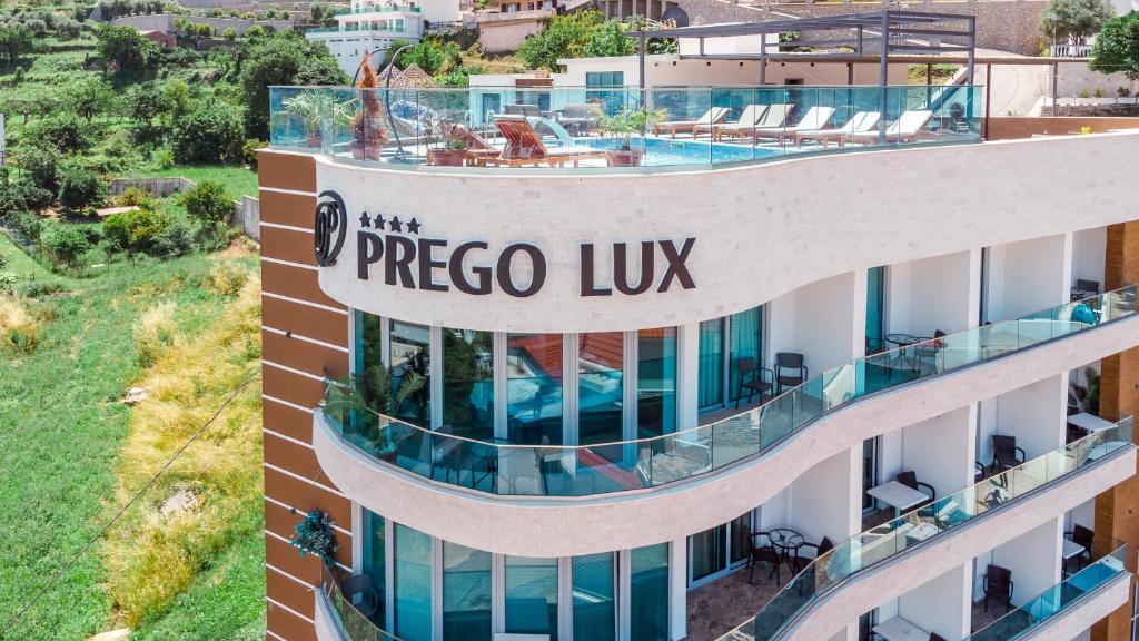 乌尔齐尼Prego Lux的享有酒店空中美景,设有游泳池