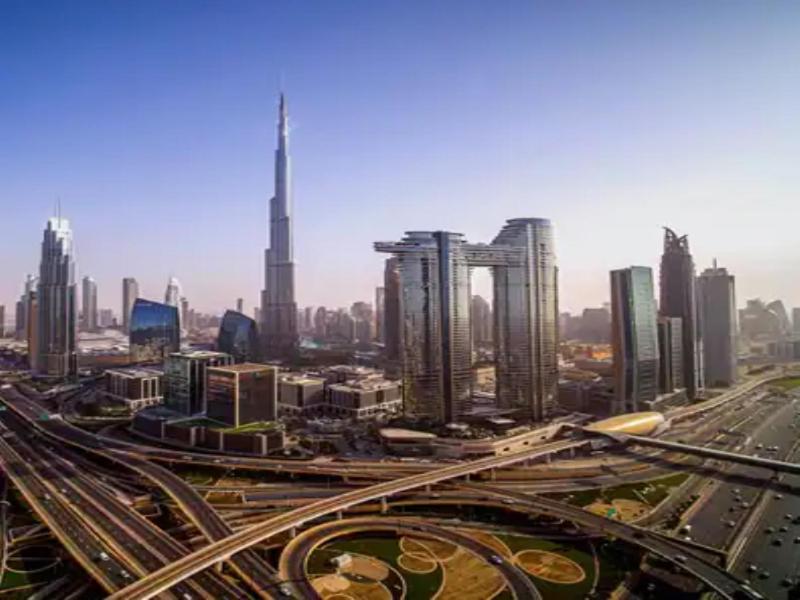 迪拜Dubai Homes near ADCB METRO STATION的一座拥有许多高楼和火车轨道的大城市