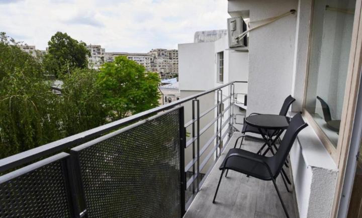 巴克乌Lux Apartament Bacău的市景阳台配有2把椅子