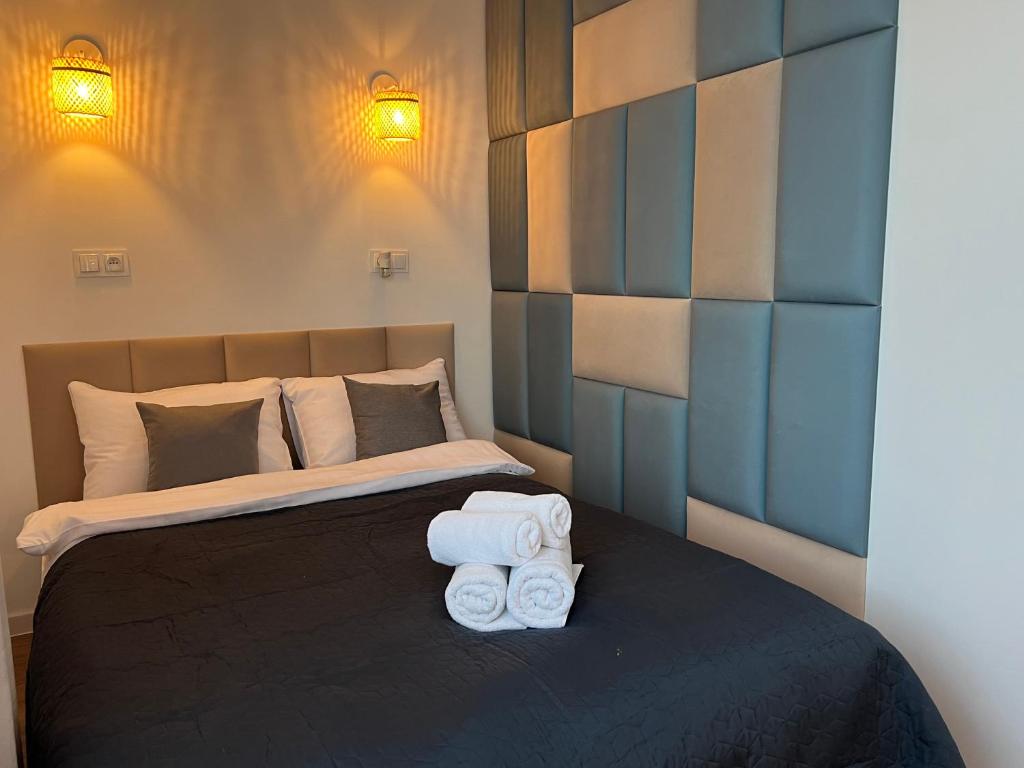 弗罗茨瓦夫I&M Apartments Stawowa Wrocław的一间卧室配有带毛巾的床