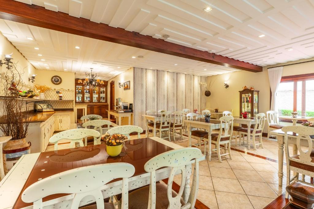 Pousada D&#39;Biagy Raízes餐厅或其他用餐的地方