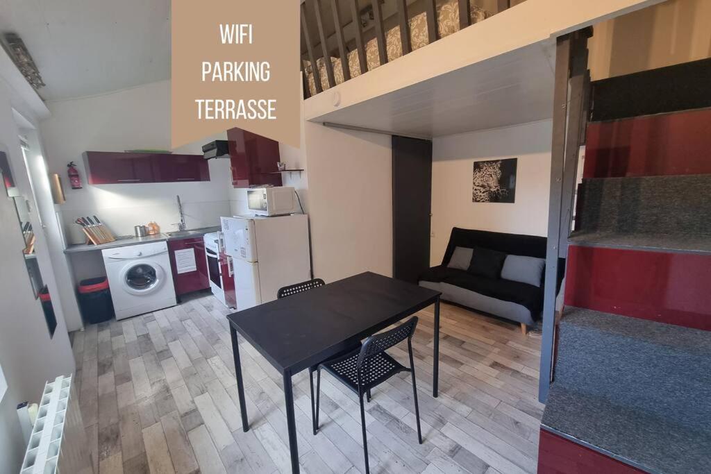 克莱蒙费朗Le Guichard - Wifi - Parking - Terrasse的一间小房间,配有餐桌和厨房