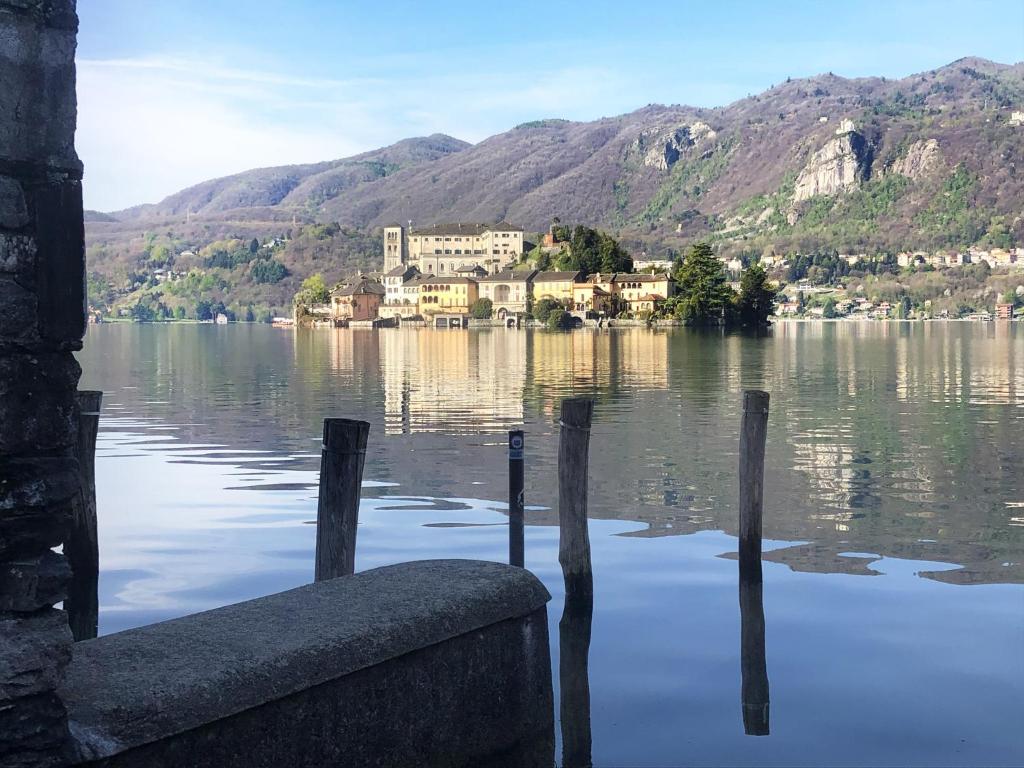 奥尔塔圣朱利奥Appartamento vacanze al lago Orta San Giulio的湖畔小镇