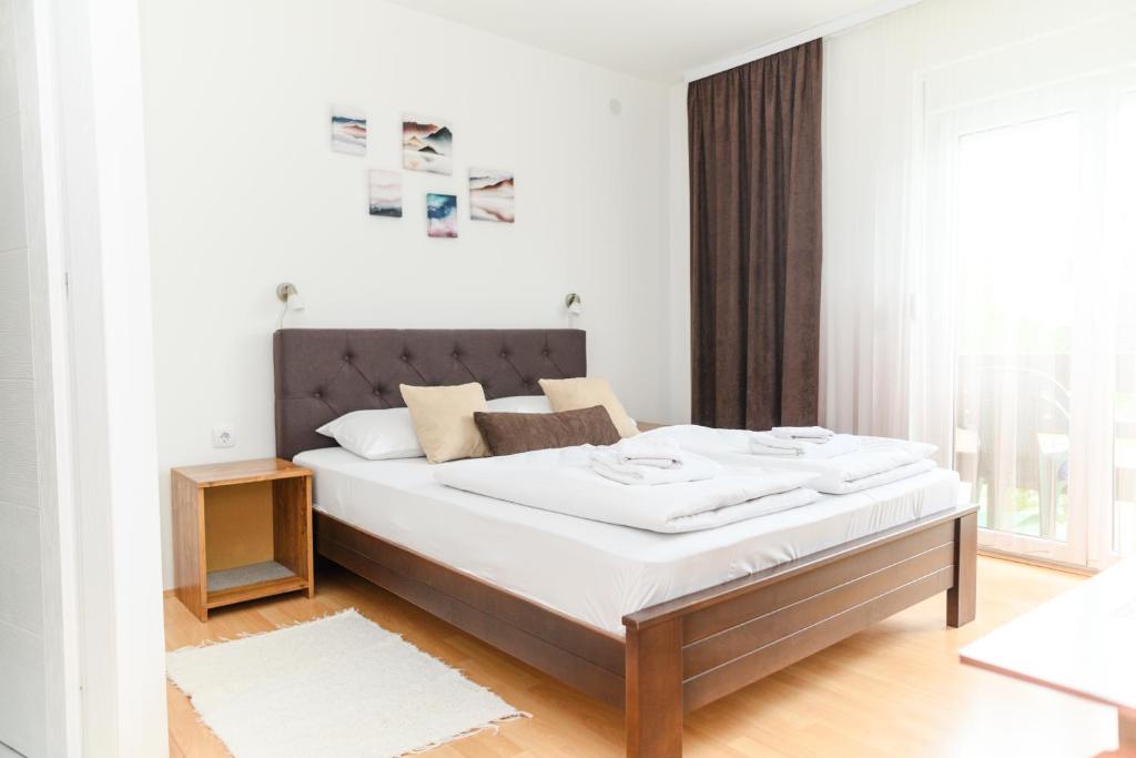 索科矿泉村Apartmani Zvirac的一间卧室配有一张带白色床单的大床