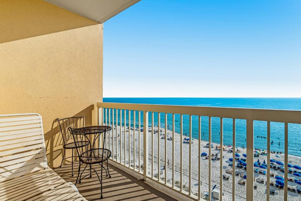 巴拿马城海滩Calypso Resort & Towers的一个带桌椅的海景阳台